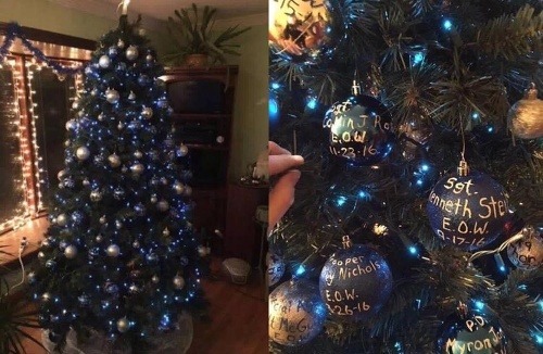 Vianočný stromček s menami dôstojníkov a psov