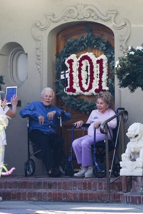 101-ročný Kirk Douglas ochotne pózoval so svojou 98- ročnou manželkou Anne.