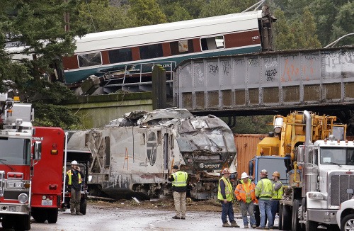 Na snímke zničená lokomotíva