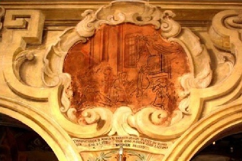 Fresky pod chórom, ktoré znázorňujú utieranie sĺz a prenesenie milostivého obrazu.
