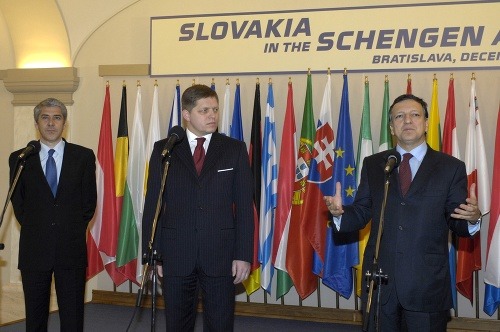 Vysokí predstavitelia Európskej únie, vľavo  premiér predsedajúceho Portugalska José Sócrates a vpravo predseda Európskej komisie Jose Manuel Barroso, prišli podporiť svojou návštevou vstup Slovenska  do schengenského priestoru