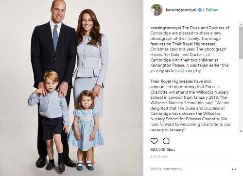 Vianočný pozdrav princa Williama a jeho rodinky sa nesie v totálne nevianočnom duchu a dominuje na ňom modrá farba. Rodinný portrét vznikol pred pár mesiacmi, takže Kate, ktorá nosí pod srdcom tretie dieťatko, na ňom pózuje ešte bez bruška. 