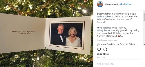 Na pohľadnici od princa Charlesa a jeho manželky Camilly dominuje ich fotografia, ktorá vznikla v lete - počas blondínkinej narodeninovej oslavy. Súčasťou pozdravu je aj strohý vinš.  