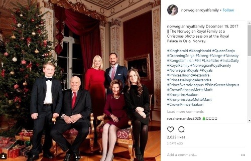 Nórska kráľovská rodina pózovala pri vyzdobenom vianočnom stromčeku. Na instagrame boli zverejnené aj momentky z toho, ako ho zdobili. 