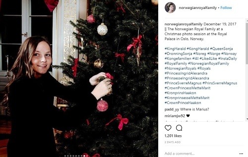 Princezná Ingrid Alexandra pri zdobení vianočného stromčeka. 