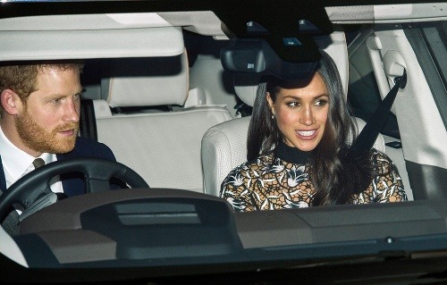 Princ Harry so snúbenicou Meghan Markle pri príchode na slávnostný obed. 