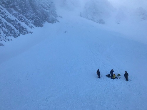 Včera museli zasahovať záchranári v Nízkych Tatrách, Dvoch horolezcov zasypala lavína.
