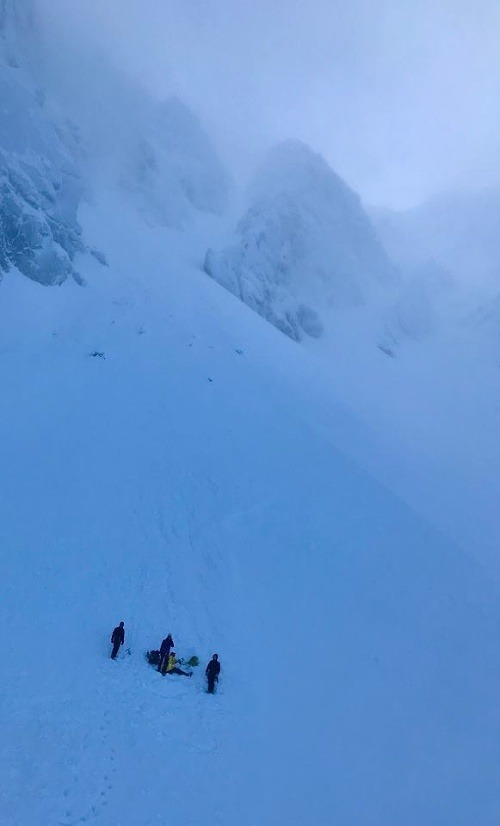 Dvoch horolezcov zasypala lavína.