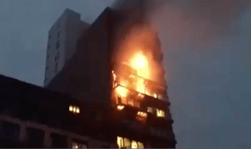 VIDEO Oheň zachvátil bytovku
