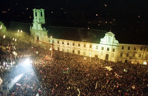 Na archívnej snímke je pohľad na oslavy vzniku Slovenskej republiky na Námestí SNP v Bratislave 1. januára 1993.