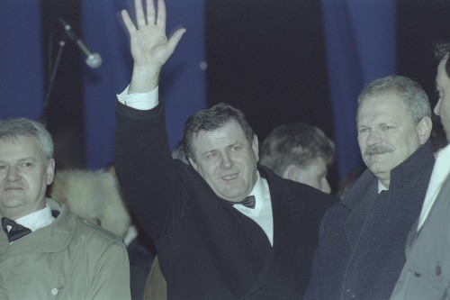 Na archívnej snímke z 1. januára 1993 predseda vlády Vladimír Mečiar (uprostred) a predseda NR SR Ivan Gašparovič (druhý sprava) počas osláv na Námestí SNP v Bratislave.