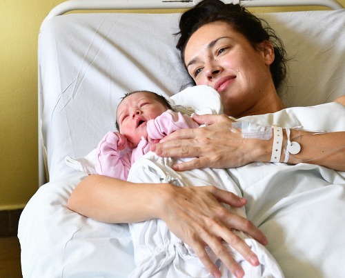 Druhé bábätko narodené v novom roku 2018 Emma a jej mama Zuzana počas privítania bábätka.