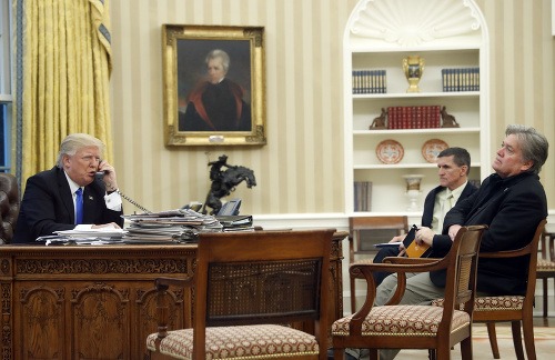 Na snímke Donald Trump so Stevenom Bannonom.	