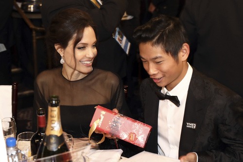 Prestížneho podujatia sa zúčastnila aj Angelina Jolie. Spoločnosť jej robil syn Pax Thien. 