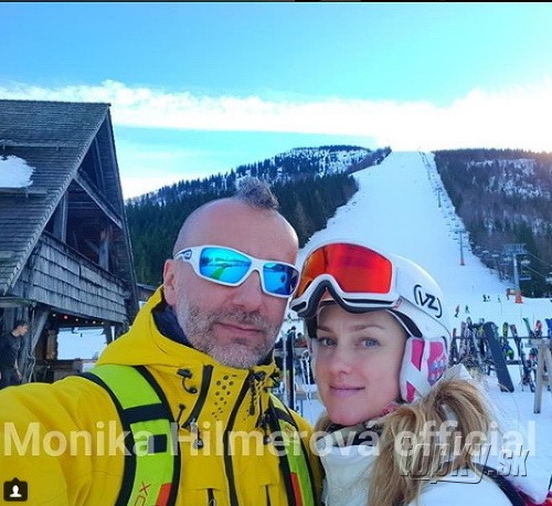 Manželia tanečník Jaro Bekr a herečka Monika Hilmerová si vedia lyžovanie vychutnať .