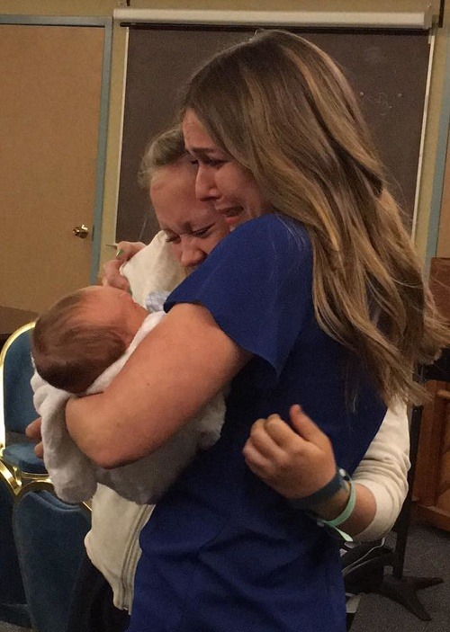 Hannah sa s plačom lúči so svojim synčekom, ktorého objíma jeho adoptívna matka Emily