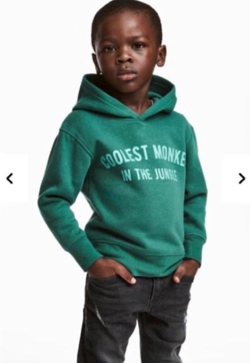 Fotografia malého chlapca odetého v mikine s potlačou „Najcoolovejšia opica v džungli,“ uverejnená v oficiálnom internetovom obchode spoločnosti H&M