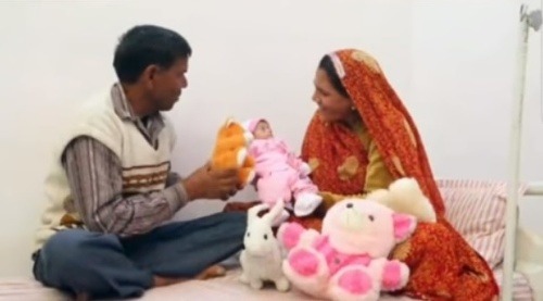 Matka Seeta (48) a otec Giriraj (50) s ich maličkou dcérkou Manushi
