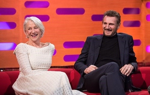 Helen Mirren a Liam Neeson sa stretli pred kamerami televíznej šou. 