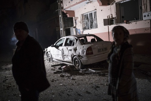 Škodu v tureckom meste mali napáchať rakety kurdských milícií.