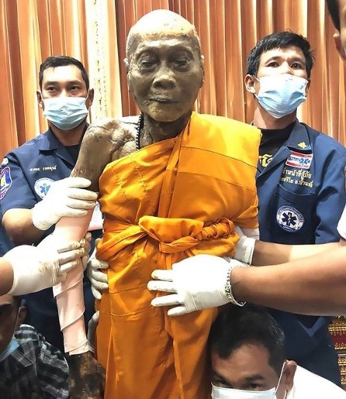 FOTO Budhisti exhumovali dva