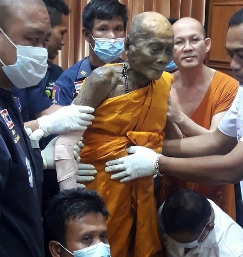 FOTO Budhisti exhumovali dva