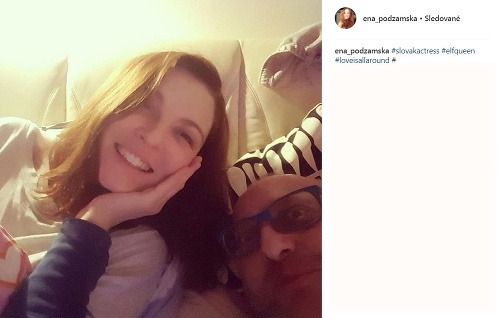 Elena Podzámska a Marcel Nemec sa odfotili v posteli. Na prvý pohľad to pôsobí, akoby mala herečka nového partnera. 