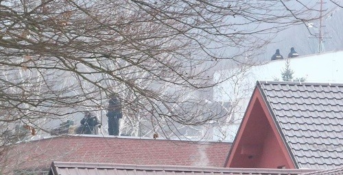Kukláči na streche rodinného domu Ernesta Valka.