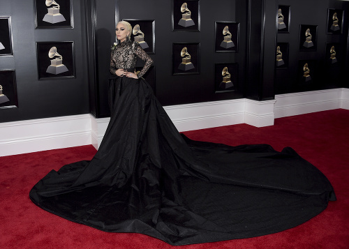 Lady Gaga sa na červenom koberci predviedla v róbe od Armaniho, ktorej dominovala obrovská taftová sukňa.