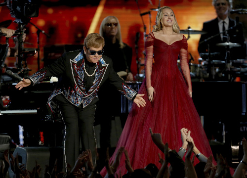 Kedysi kontroverzná Miley Cyrus sa zmenila na krásnu princeznú. Počas vystúpenia s Eltonom Johnom vyzerala úchvatne. 