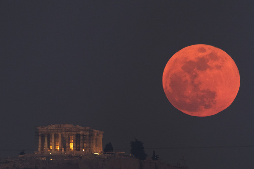 Krvavý Mesiac v Aténach v Grécku 