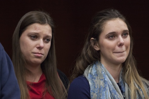 Dve z troch dcér, ktoré lekár sexuálne zneužíval - Lauren (vľavo) a Madison
