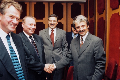O zjednotení programových téz a spoločných princípoch budúcej koaličnej zmluvy sa hovorilo 2. októbra 1998 na rokovaní v Bratislave medzi predstaviteľmi Slovenskej demokratickej koalície (SDK) a Strany občianskeho porozumenia (SOP). Na snímke predseda SDK  Mikuláš Dzurinda (vpravo) si podáva ruku s predsedom SOP Rudolfom Schusterom v prítomnosti podpredsedu SOP Igora Presperína (vľavo) a prvého podpredsedu Pavla Hanžíka.