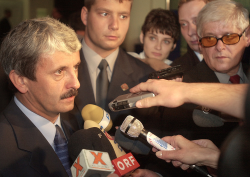 Predseda SDKÚ Mikuláš Dzurinda (vľavo) krátko po zverejnení prvých prognóz volebných výsledkov 21. septembra 2002 v sídle SDKÚ.