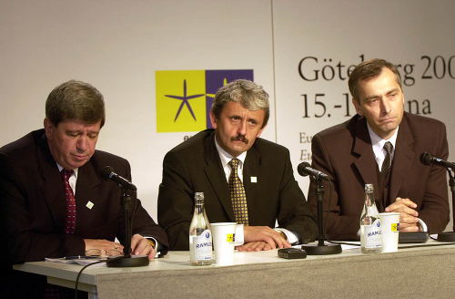 Na Európskom summite vo Švédskom sa v sobotu 16.júna zúčastnila aj slovenská delegácia vedená predsedom slovenskej vlády Mikulášom Dzurindom. Zľava Eduard Kukan, premiér Mikuláš Dzurinda a Ján Figeľ.