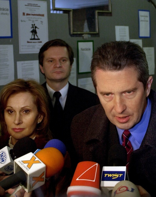 Žiadosť o registráciu politickej strany s názvom Slobodné fórum podali vo štvrtok 8. januára 2004 na Ministerstve vnútra SR členovia koordinačného výboru Ivan Šimko (vpravo), Zuzana Martináková (vľavo) a Branislav Opaterný (v pozadí).