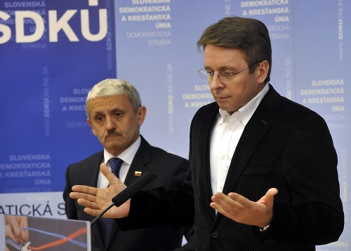 Dvojnásobný expremiér Mikuláš Dzurinda a exminister financií Ivan Mikloš oznámili v stredu 4. júna 2014, že vystupujú z materskej SDKÚ-DS. 