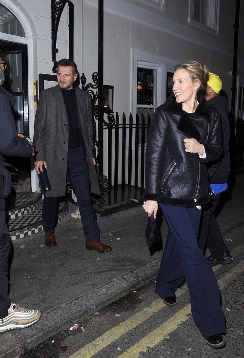 Liam Neeson si vyšiel na večeru s milenkou Freyou. Spoločnosť im robili aj paparazzi. 