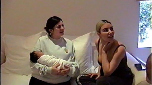 Vo videu sa objavili aj prvé zábery dcérky Kim Kardashian, ktorú vynosila náhradná matka. 