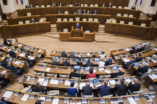 Mimoriadna schôdza parlamentu: Ministerstvo