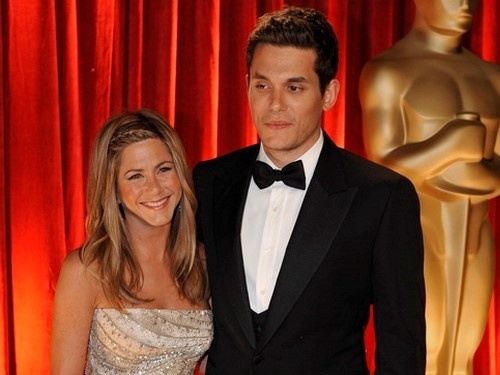 Jennifer Aniston a spevák John Mayer sa v priebehu rokov 2008 a 2009 viackrát dali dokopy a rozišli. Ich vzťah pripomínal talianské manželstvo.  