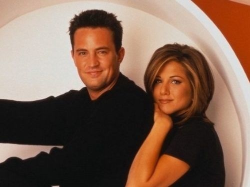 Keď médiá v roku 2006 špekulovali o tom, že Jennifer Aniston a jej kolega Matthew Perry sú viac než kamaráti, boli fanúšikovia seriálu Priatelia poriadne nadšení. Ich radosť však netrvala veľmi dlho. 