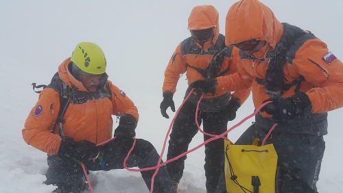 Záchranná akcia 35-ročnej lyžiarky z Chopku