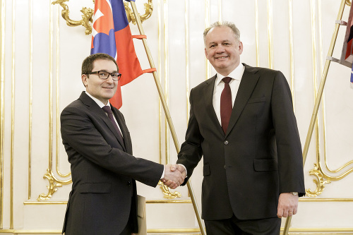 Andrej Kiska (vpravo) odovzdal poverovacie listiny vedúcemu diplomatickej misie v Španielskom kráľovstve Jaroslavovi Blaškovi 