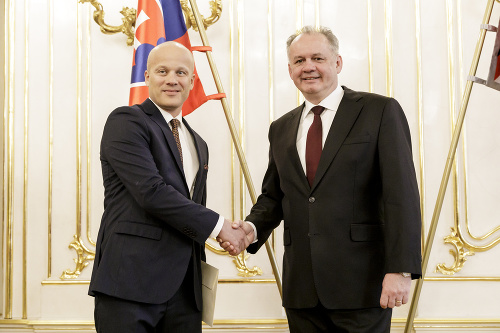 Slovenský prezident Andrej Kiska (vpravo) odovzdal poverovacie listiny vedúcemu diplomatickej misie v Gruzínsku Rudolfovi Michalkovi 