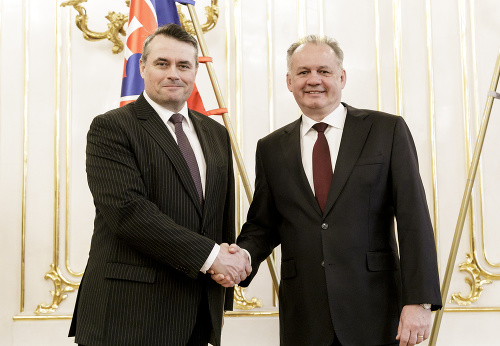 Andrej Kiska (vpravo) odovzdal poverovacie listiny vedúcemu diplomatickej misie v Rumunsku Karolovi Mistríkovi 
