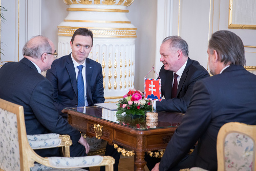 Zľava: Guvernér NBS Jozef Makúch, viceguvernér NBS Ľudovít Ódor a prezident SR Andrej Kiska