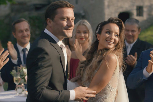 Daniela Nízlová a Marek Geišberg si zahrajú novomanželský pár. 