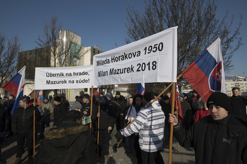 Na snímke účastníci protestu proti súdnemu procesu s poslancom Milanom Mazurekom