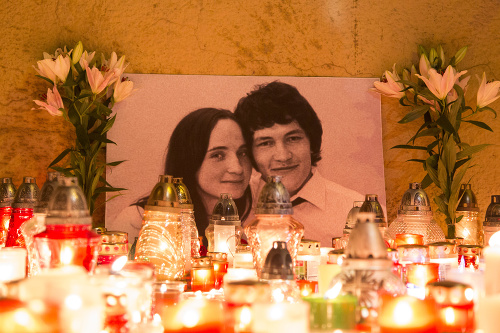 Tisíce Slovákov si pripomenuli pamiatku zastrelenej dvojice sviečkami a kvetmi.